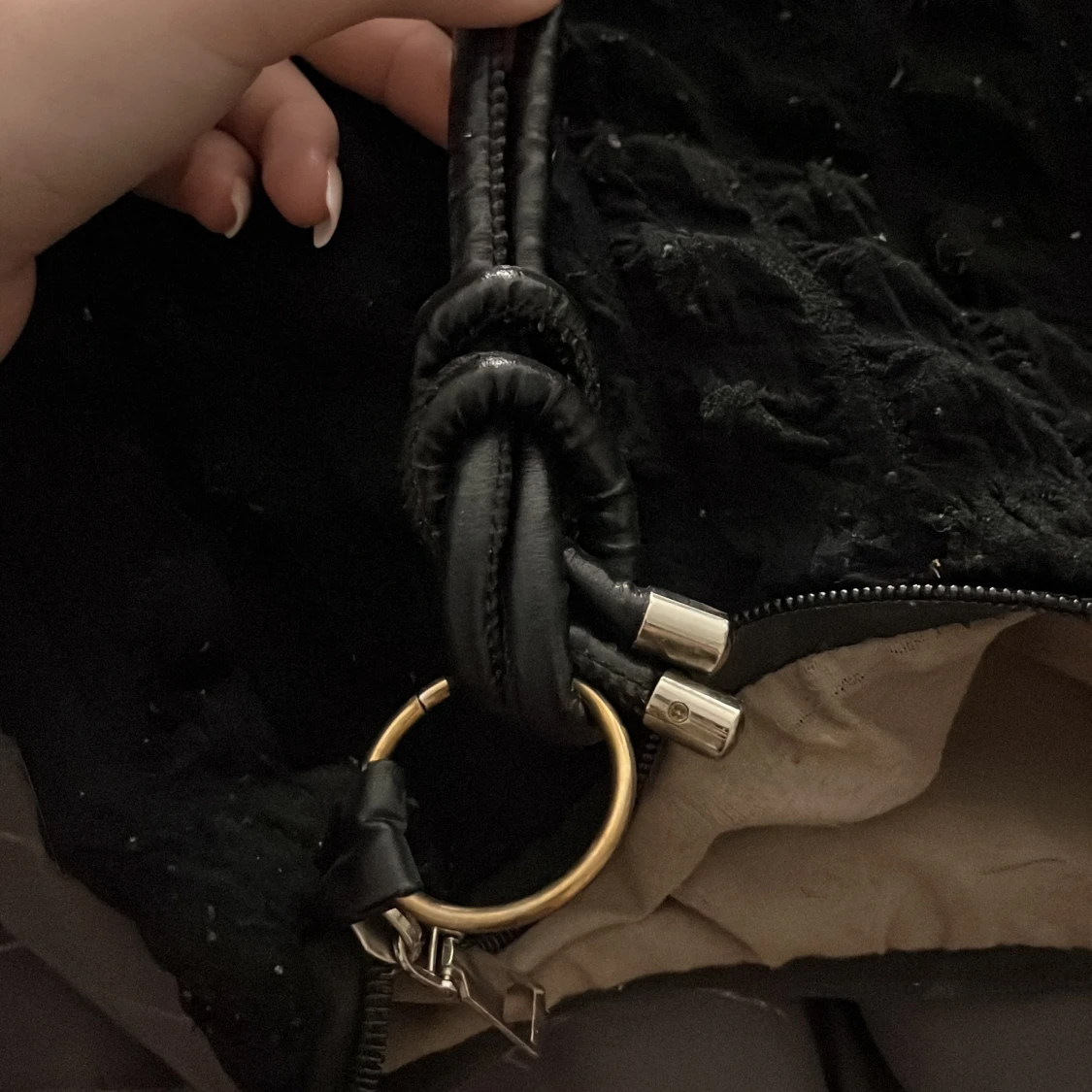 Svart axelväska med struktur - 2