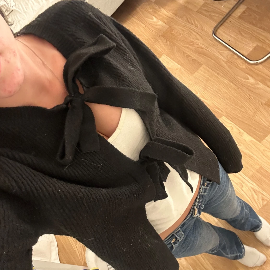 Svart stickad kofta med rosett