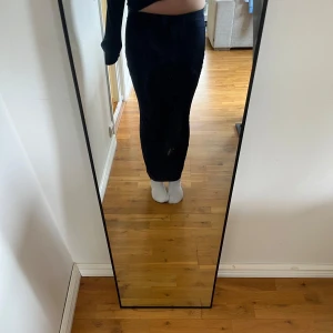 Mörkblå långkjol ifrån Gina  - Säljer min mörkblåa långkjol ifrån Gina Tricot i stolek XS, eftersom att den aldrig kommer till användning. Den har fortfarande prislappen kvar och är aldrig använd så det är i nytt skick. Väldigt fin till sommaren, pris kan diskuteras💙