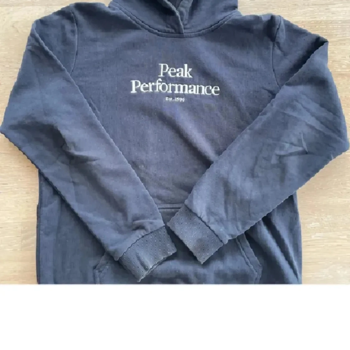 Mörkblå hoodie från Peak Performance
