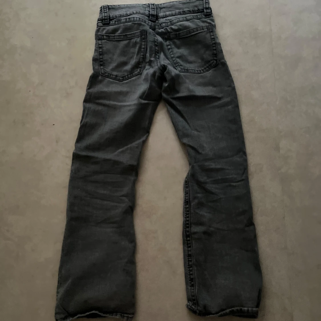 Grå jeansbyxor från Gina Tricot - 1