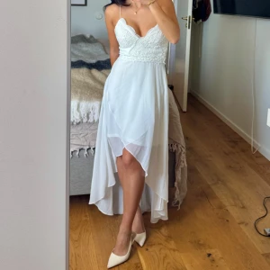 Vit klänning - Säljer denna fina klänning!💕 Den är endast provad och aldrig använd. Pris kan diskuteras vid snabb affär💛