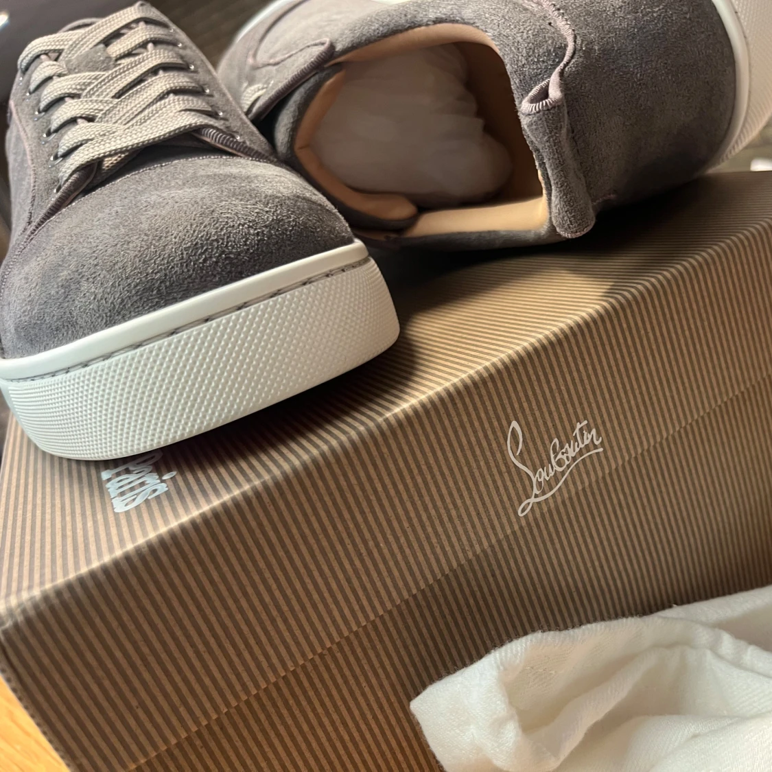 Gråa sneakers från Christian Louboutin - 2