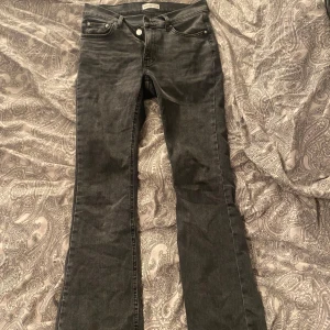 Gina tricot - Snygga svarta jeans med bootcut-modell och klassisk femficksdesign. Jeansen har normal passform och är tillverkade i ett mjukt denimtyg. Perfekta för dig som gillar en tidlös stil med lite utsvängda ben.