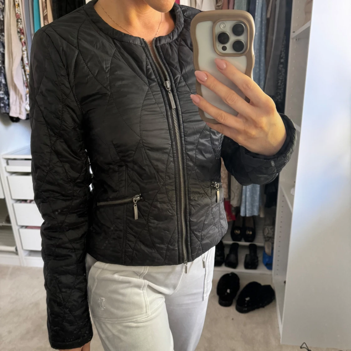 Svart quiltad jacka med dragkedja - 2