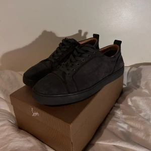 Christian Louboutins - Ett par gråa Christian Louboutins M154 Moka i storlek 42! Skriv privat inom intresse eller mer detaljer. Pris relativt fast, men skulle kunna diskuteras. Obs!! Äkta men har deffekter.