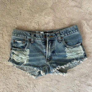 Lågmidjade Levis short  - Säljer mina lågmidjade jeans short eftersom jag köpte dom och dom var för små, skulle säga att dom är XXS eller XS
