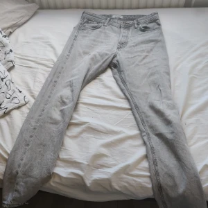 Gråa jeans från Jack&Jones - Hej, jag säljer ett par gråa jeans från Jack & Jones i storlek W28 L30, då dem har blivit för små. Jeansen har används en del och därför har dem blivit lite slitna. Skriv ifall du har frågor och kan gå ner i pris vid snabb affär.