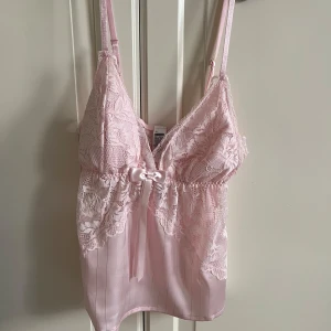Rosa spetslinne - Supersött rosa linne med spetsdetaljer från new yorker. Jättebra skick. Storlek 34🩷