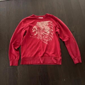 Röd långarömad tröja från Ralph Lauren - Säljer denna ganska unika röda tröja från Denim Supply Ralph Lauren i storlek medium men kan även passa large. Tröjan har inga större defekter mer än att man kan förstå att den har använts men inga hål eller fläckar eller liknande. Tveka inte på att höra av er vid frågor eller diskussion kring pris. 