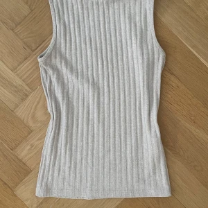 Polo top - Säljer en beige ribbad polo top! Perfekt till sommaren ☺️ hör av dig vid intresse!