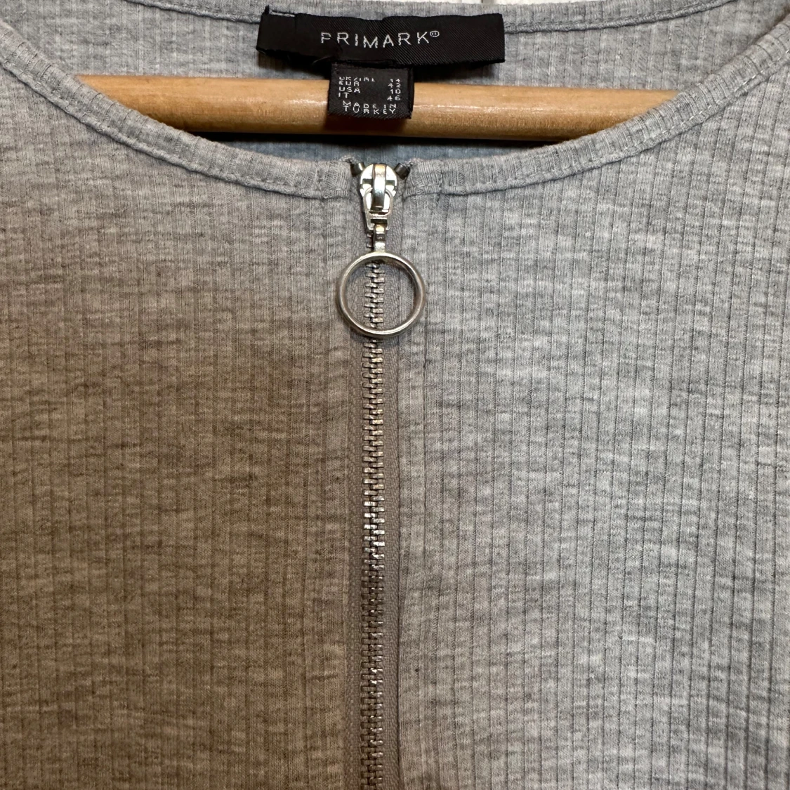 Grå ribbad bodysuit från Primark - 2