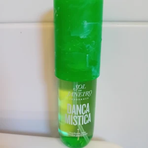 Sol de Janeiro Danca Mistica Perfume Mist - Limited edition parfymmist från Sol de Janeiro-Danca Mistica. Doften har inslag av trä, frukt, puder, sötma, kryddor, vanilj, amber och vita blommor. Perfekt för dig som gillar unika och varma doftnoter. Endast testad. 90 ml. 