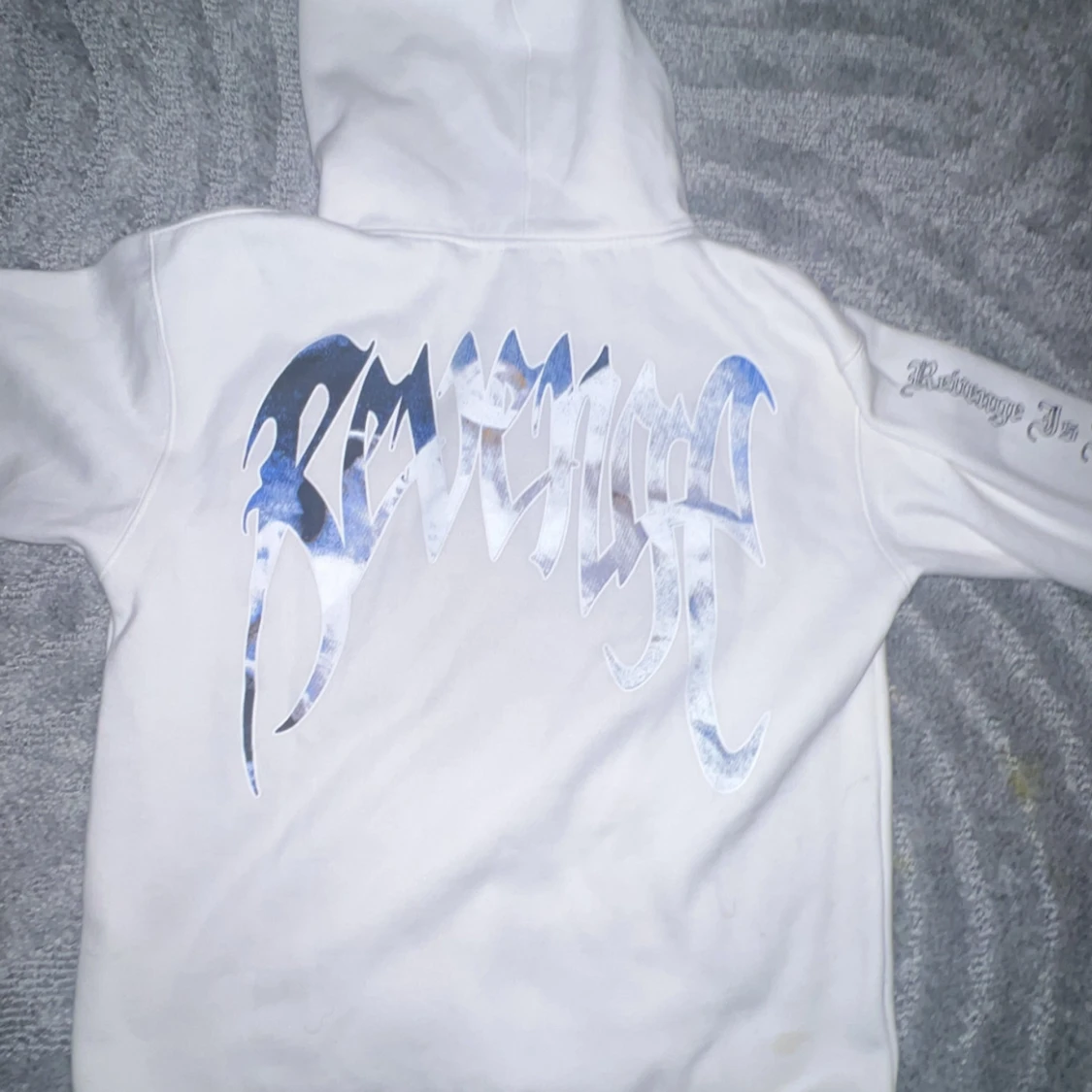 Vit hoodie med konstmotiv och tryck - 1