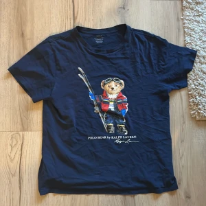 Ralph Lauren Polo Bear T-Shirt - Säljer min ralph lauren tshirt som inte riktigt kommer till användning längre. Tröjan är i rätt slitet skick och säljs därmed billigt. Hör av er vid funderingar 🙌
