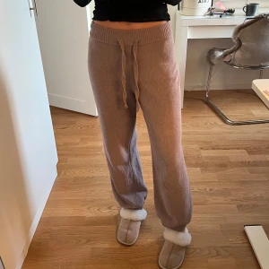 Beige stickade mjukisbyxor  - Mysiga beige / brun stickade mjukisbyxor med resår och dragsko i midjan. 