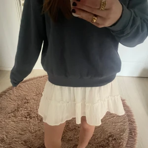 vit kjol - säljer denna kjol som är helt oanvändddd 