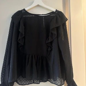 Fin svart blus - Detta är en fin svart blus som är i storlek XL, som sitter som en M/L. Denna fina blus är köpt på lager 157!  Pris kan diskuteras 