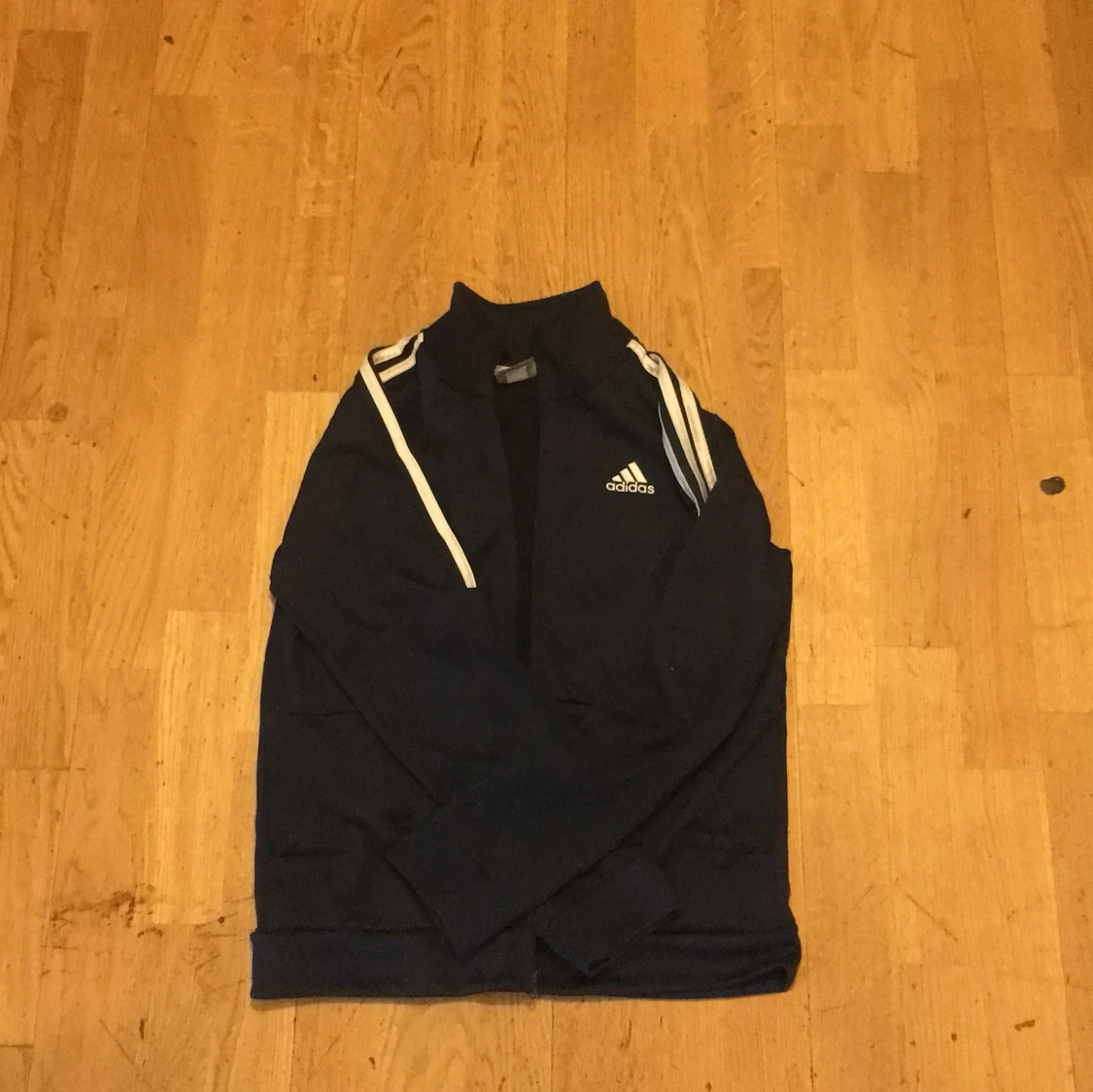 Blå adidas träningsjacka med vita ränder - 4