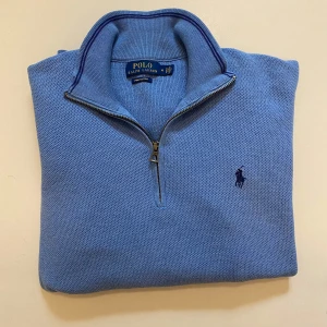 Ljusblåa Ralph lauren halv zip - Ljusblåa Ralph Lauren halv zip //  Storlek M //  Mycket bra skick //  Pris kan diskuteras //  Skriv vid minsta fråga eller fundering💯🤝
