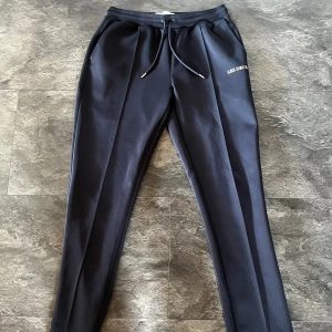  les deux byxor - Jättefina les deux byxor använt 3 gånger, säljs då jag rensar garderoben. Storlek M! Hör av dig vid funderingar😁