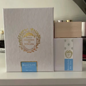 Bianco Latte Eau de Parfum från Giardini di Toscana - Ja har använt den 4-5 gånger och sprayat max 4 sprays för varje användning. Dröm doft för dig som älskar gourmand dofter. Den luktar som kakor med mjölk o vit choklad, älskar den men måste tyvärr sälja
