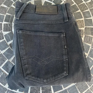 Replay anbass jeans  - Säljer ett par replay jeans i bra skick inga defekter, storlek 31/30 passar 168-178 skulle jag säga. Pris kan diskuteras, skriv om ni har fler frågor!🫡