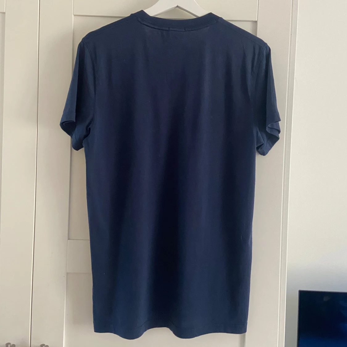 Mörkblå t-shirt från Abercrombie & Fitch - 1