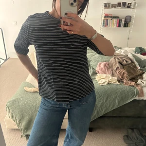 Randig Cos Tshirt - Säljer min jättefina T-shirt från Cos. Den är skock och jätte bra kvalite, perfekt till våren!! Nästan ny