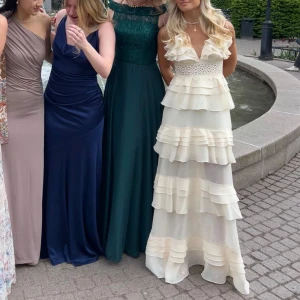 True Decadence Sophia - Balklänningen Sophia från True Decandance i en krämvit färg. Endast använd under en kväll, mycket bra skick! Nypris 2300kr. 