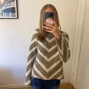 Beige och vit stickad tröja från ONLY - Stickad tröja från only som är i jätte bra skick och är inte använd många gånger, inga defekter❣️❣️