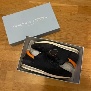 Philippe Model Skor - Säljer ett par fina skor från Philippe Model i väldigt bra skick med en snygg färgkombination:) Box ingår !