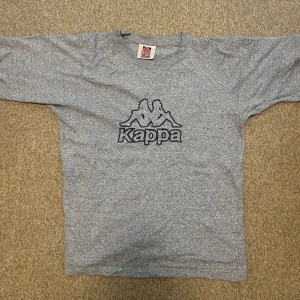 Kappa T-shirt  - Grå t-shirt från Kappa med klassisk logga broderad på bröstet. 