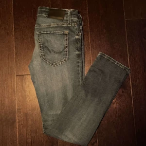 Jack & Jones jeans  - Hej säljer nu dessa tvär snygga Jack & Jones jeans som är i modellen slim Glen och är i färgen marinblå. Storlek 29/32 och Skick 8/10 inga hål eller fläckar. Kom dm för mer frågor 🤝😊