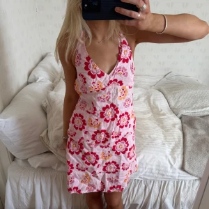 Blommigt set - SÅ sött matchande set! Båda delar är storlek 36🌺 100% linne