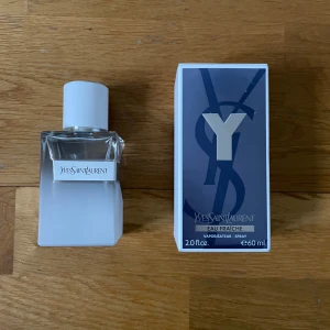 Yves Saint Laurent Y Eau Fraîche 60 ml(45ml kvar) byter också  - Limited edition.Kolla profilen för mer perfymer! Fräsch och modern herrparfym från Yves Saint Laurent, Y Eau Fraîche. Flaskan är stilren i frostat glas med vit kork och tydlig logga. Kommer i originalförpackning med blå och silverdetaljer. Volym: 45ml