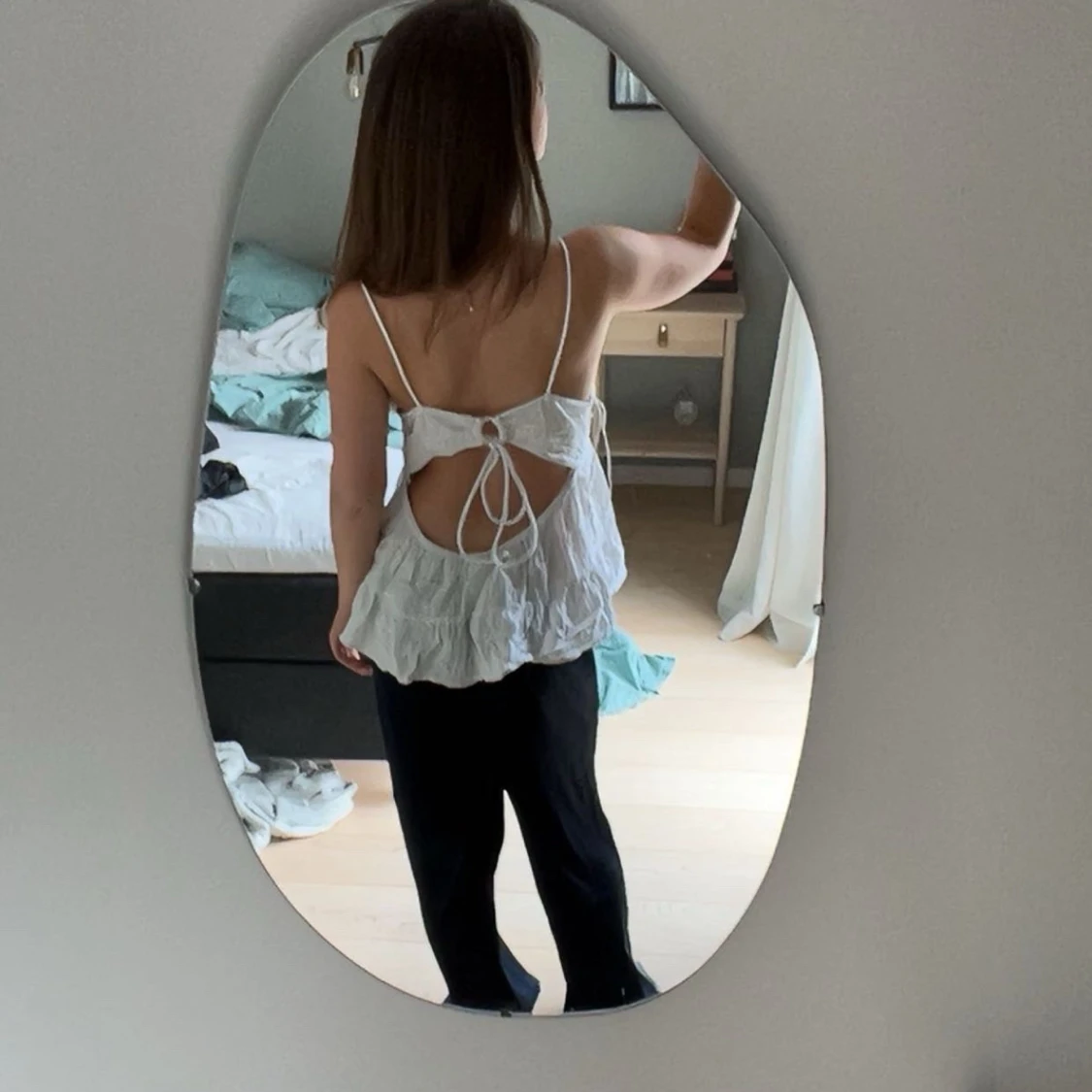 Vit volangig linnetopp med öppen rygg - 1