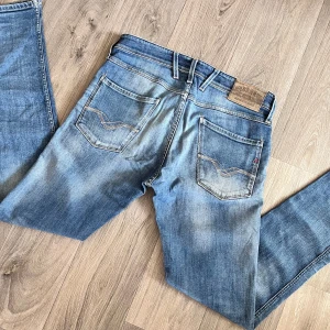 Replay jeans - Replay jeans | Modell Anbass | Bra skick förutom en slitning på ena benet | Storlek W33 L32. 