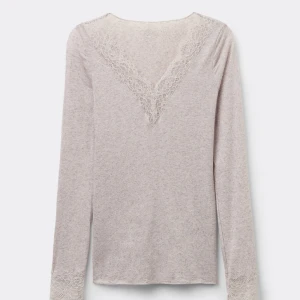 Intimissimi tröja - Säljer min fina intimissimi tröja. Tröjan är som i nyskick men utan lapp. Väldigt fin att ha till ett par jeans. Också väldigt skönt material. Säg till om ni vill ha bilder på just min. 🤍