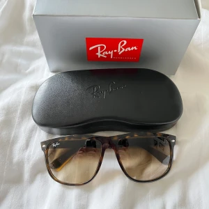 Ray-Ban Boyfriends solglasögon  - Säljer ett par sköna RB4147 brillor! | Mycket fint skick har något jätte litet tecken på användning! | Kommer med fodral! | Storlek 60:15 | Ställ gärna frågor innan du köper!