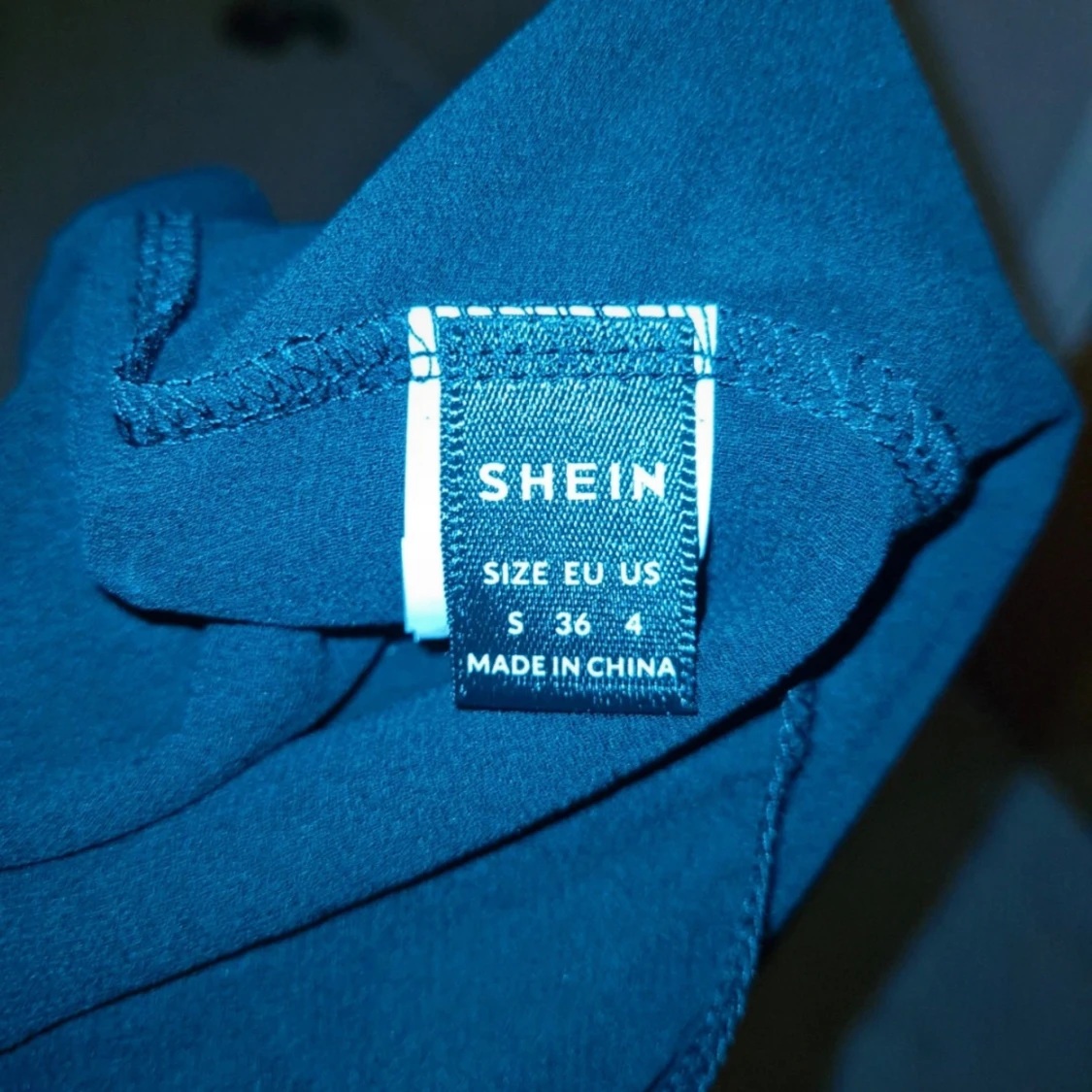 Svart kort klänning med v-ringning och smala axelband - 4