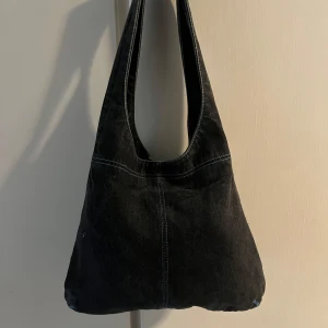 denim väska - Supercool denim väska🌺 längd 24cm, brädd 28cm, axelrem 20cm (mått från axel till väska)
