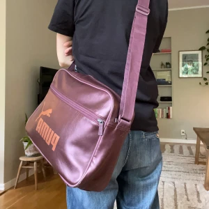 Puma väska - Cool Puma väska🌺 längs 29cm, brädd 39cm, djup 12cm, justerbar axelrem 25-59cm (mått från axel till väska) 