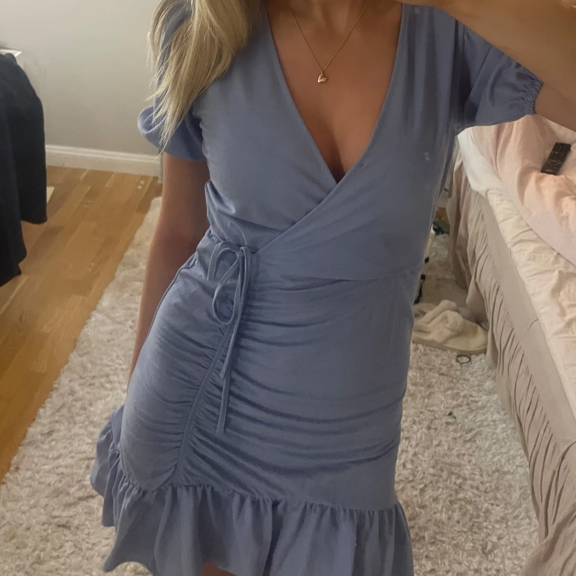 Ljusblå klänning med volang - 1