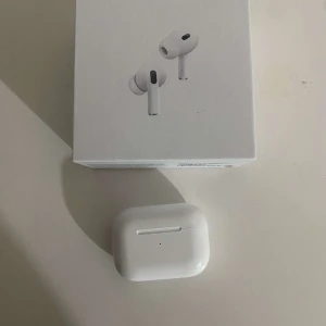 AirPod PRO 2 (ANC) - AirPod Pro 2 (ANC) säljes! Köpta för 2 dagar sedan, men passar inte mig. Helt nya, perfekt sick. Pris 1200kr/ Priset kan diskuteras. DM för mer info!