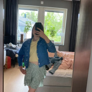 Blå jeansskjorta från Zara - Säljer en klassisk blå jeansskjorta från Zara med två bröstfickor och vita knappar. Skjortan har lång ärm och rak passform, perfekt att styla över en t-shirt eller stängd som den är.