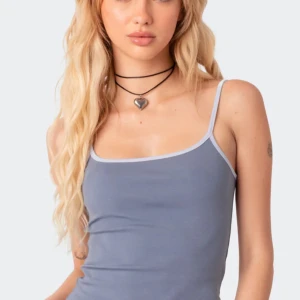 Ljusblå linnetopp från Edikted - Säljer en ljusblå linnetopp från Editkted i storlek XS. Toppen har smala, justerbara axelband och ljusare kant runt halsringningen. Perfekt för varma dagar eller som lager under andra plagg.