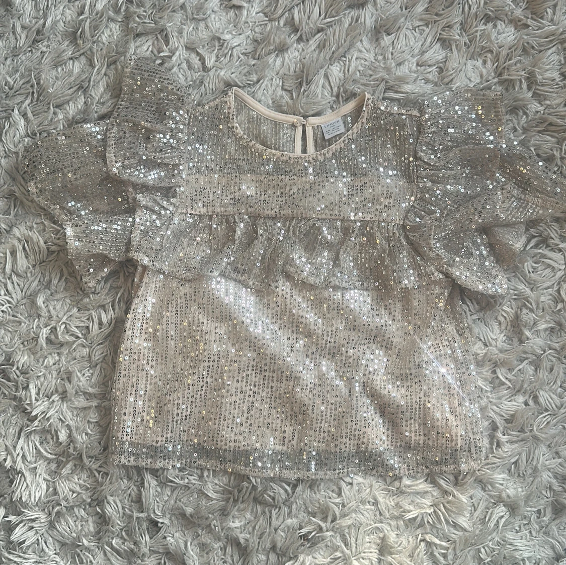 Glittrig topp med volangärmar från Lindex