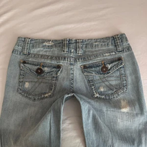 Lågmidjade bootcut jeans - Vintage jeans med slitningar o fina bakfickor💓midja 40 innerben 79 jae 165