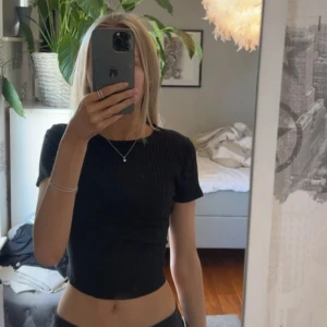 Svart t-shirt med knyte  - Svart t-shirt med knyte i ryggen från new yorker i bra skick. 